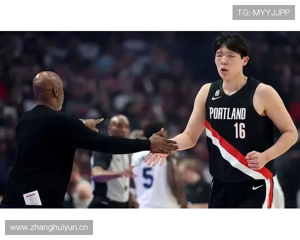 霍勒迪突破制造掩护提升进攻稳定性，助队关键时刻得分爆发